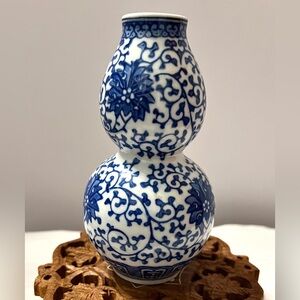 Vintage Jingdezhen China Double Gourd Blue Lotus Vase